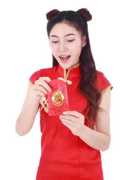 Donna indossare cheongsam e tenendo busta rossa nel concetto di happ — Foto Stock