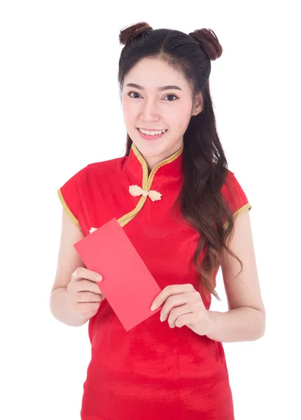 Mulher usar cheongsam e segurando envelope vermelho no conceito de happ — Fotografia de Stock