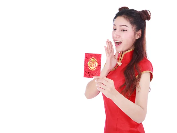 Mulher usar cheongsam e segurando envelope vermelho no conceito de happ — Fotografia de Stock