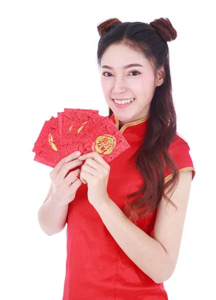 여자 착용 cheongsam 행복해의 개념에 빨간 봉투를 들고 — 스톡 사진