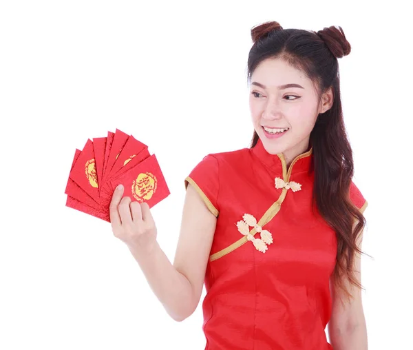 Femme porter cheongsam et tenant enveloppe rouge dans le concept de happ — Photo