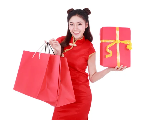 Γυναίκα που κρατά την τσάντα για ψώνια και κόκκινη συσκευασία δώρου στην κινεζική ν έννοια — Φωτογραφία Αρχείου