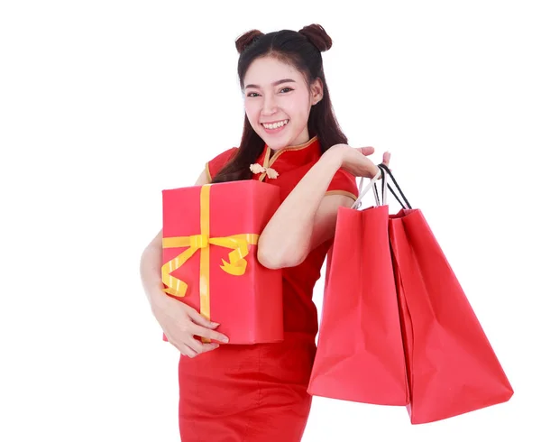 Žena držící nákupní tašku a červené krabičky v konceptu čínského n — Stock fotografie