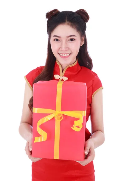 Mujer sosteniendo caja de regalo roja en concepto de feliz año nuevo chino — Foto de Stock