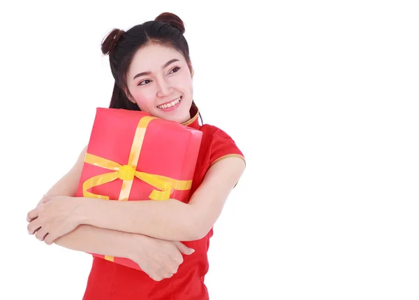 幸せな中国の新年の概念で赤いギフト ボックスを保持している女性 — ストック写真