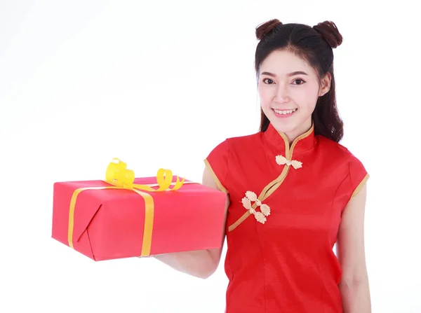 Γυναίκα που κρατά κόκκινη συσκευασία δώρου στην έννοια της ευτυχισμένος Κινέζοs νέο έτος — Φωτογραφία Αρχείου