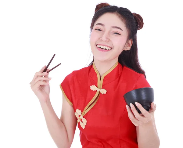 Kvinna som bär kinesiska cheongsam klänning med ätpinnar och skål jag — Stockfoto