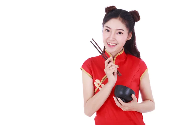 Femme portant chinois cheongsam robe avec baguettes et bol i — Photo