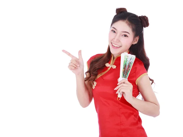 Mulher vestindo vestido chinês cheongsam e segurando um ventilador chinês — Fotografia de Stock