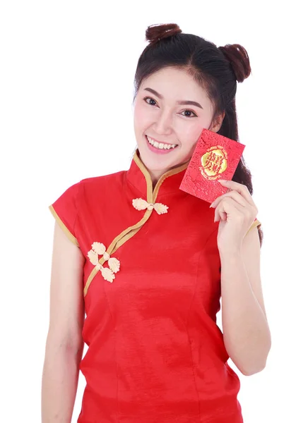 Mulher usar cheongsam e segurando envelope vermelho no conceito de happ — Fotografia de Stock