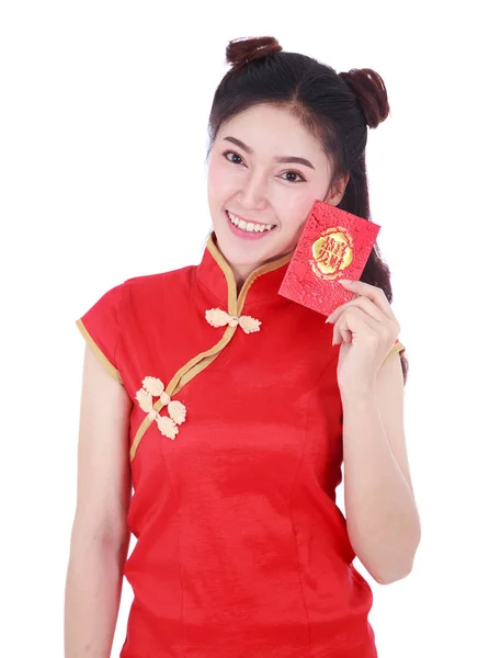 Kvinnan bär cheongsam och hålla rött kuvert i begreppet happ — Stockfoto