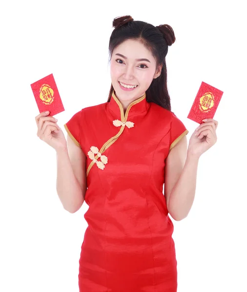 Mulher usar cheongsam e segurando envelope vermelho no conceito de happ — Fotografia de Stock