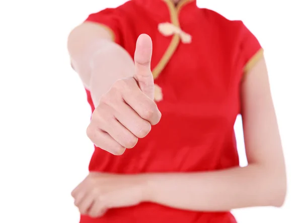 Frau trägt rotes Cheongsam und Daumen nach oben in Konzept der glücklichen China — Stockfoto