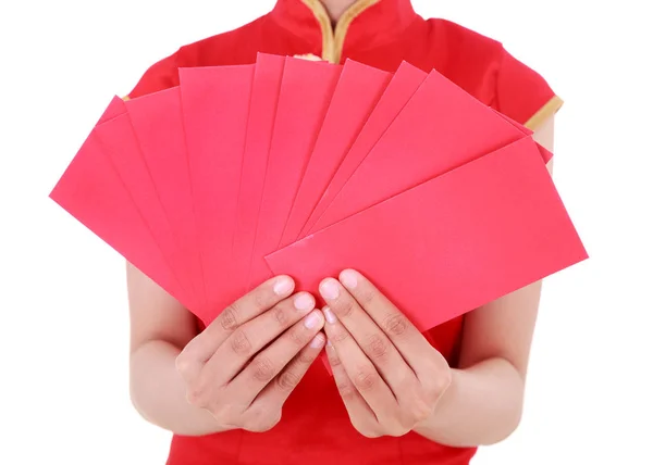幸せな中国の新年のコンセプトに赤い封筒を持っている手私 — ストック写真