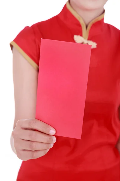 Mão segurando envelope vermelho no conceito de feliz ano novo chinês i — Fotografia de Stock