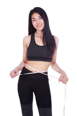 Beyaz arka plan üzerinde izole bant ile bel ölçüm kadın