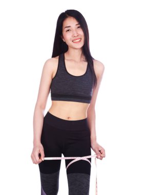 kadın onun uyluk üzerinde beyaz izole ölçü bandı ile ölçme