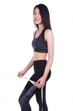 kadın onun uyluk üzerinde beyaz izole ölçü bandı ile ölçme