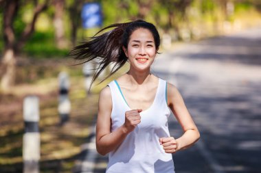 fitness kadın parkta çalıştıran