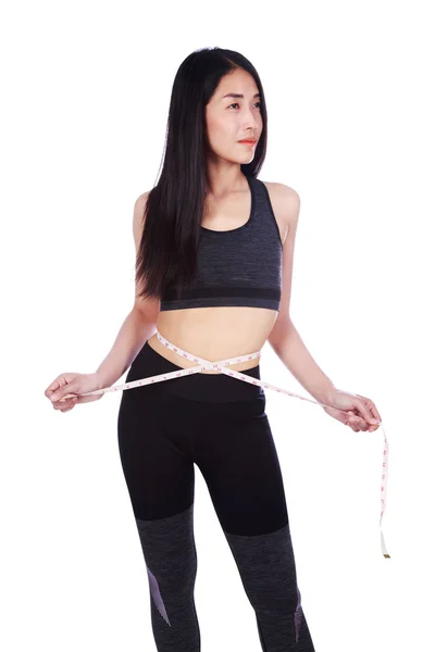 Mulher medindo cintura com fita isolante em fundo branco — Fotografia de Stock