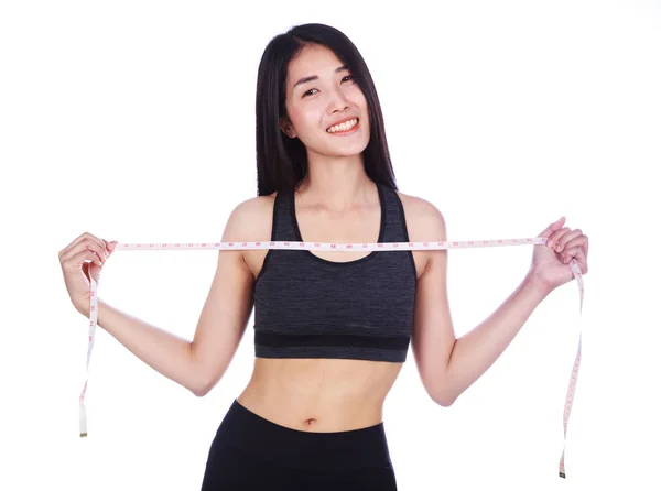 Fitness vrouw holing maatregel tape geïsoleerd op witte backgrond — Stockfoto
