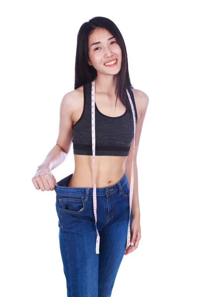 Perdita di peso donna indossa i suoi vecchi jeans e misurare nastro isolare — Foto Stock