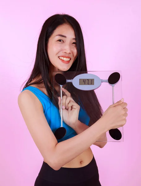 体重計を持ったスリムな女性 — ストック写真