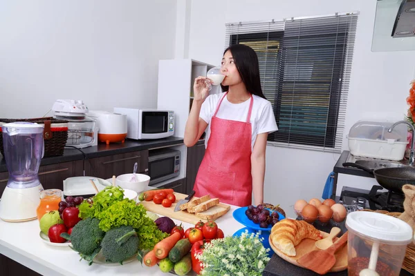 Mulher bebendo leite na sala de cozinha — Fotografia de Stock