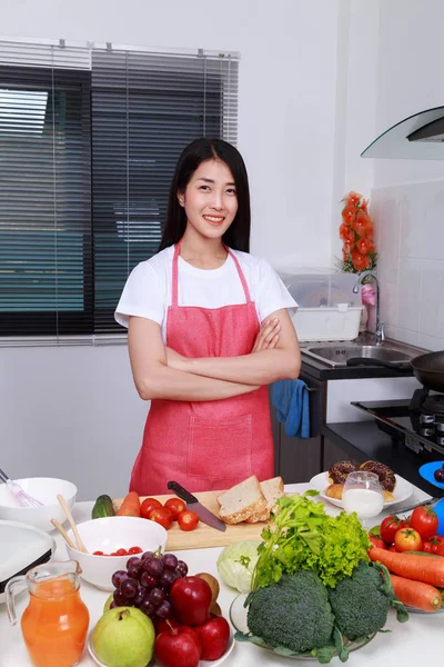 Mulher de pé com os braços cruzados na sala de cozinha — Fotografia de Stock