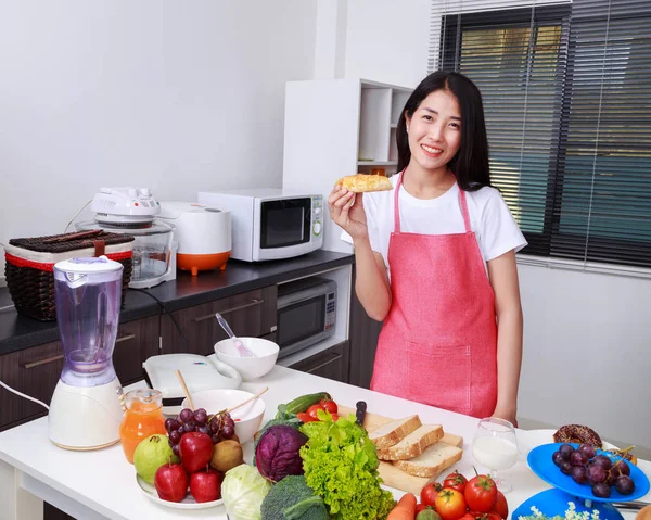 Donna che tiene un pane in camera di gallina — Foto Stock