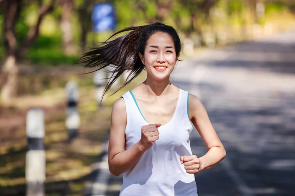 公園で走っているフィットネス女性 — ストック写真