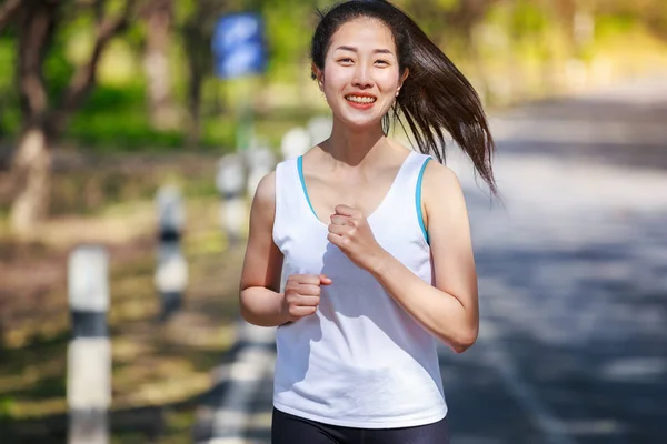 Fitness femme courir dans le parc — Photo