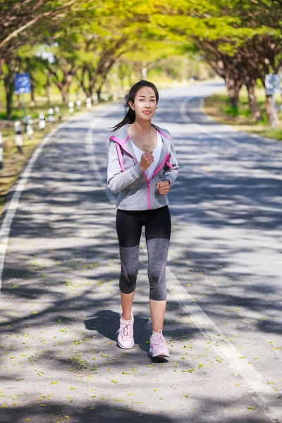 Fitness femme courir dans le parc — Photo