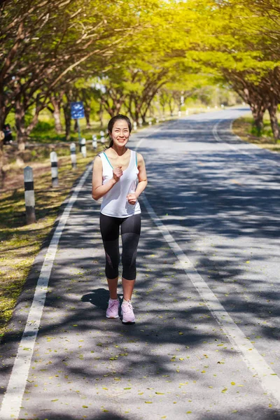 Fitness kvinna kör i park — Stockfoto