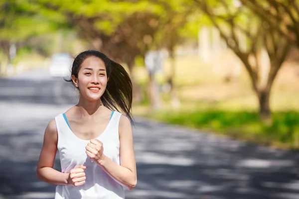 Fitness femme courir dans le parc — Photo