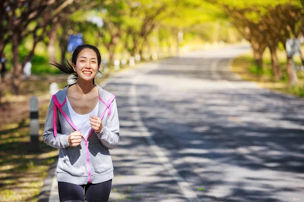 Fitness femme courir dans le parc — Photo