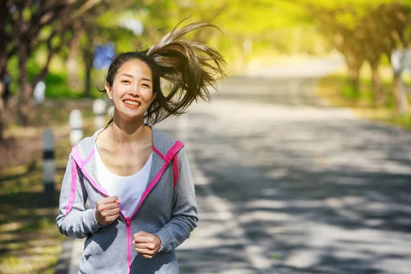 Fitness femme courir dans le parc — Photo