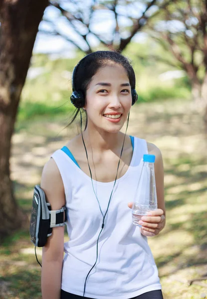 公園の水のボトルを持つスポーティな女 — ストック写真