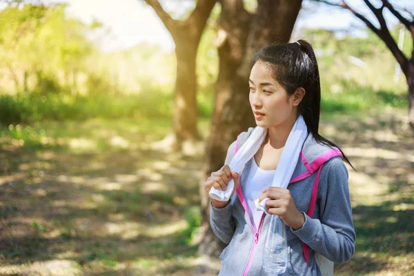 Femme sportive avec serviette blanche au repos après l'entraînement sport exerci — Photo