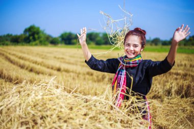Çiftçi kadın alanındaki saman ile rahatlatıcı