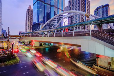 Genel gökyüzü yürüyüş ve trafik Chong Bangkok'un gökyüzü tren istasyonu 