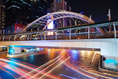 Genel gökyüzü yürüyüş ve trafik Chong Bangkok'un gökyüzü tren istasyonu 