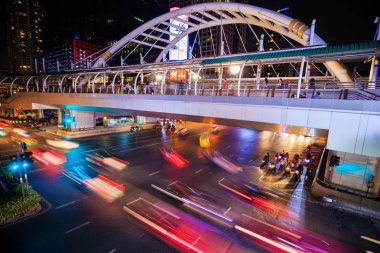 Genel gökyüzü yürüyüş ve trafik Chong Bangkok'un gökyüzü tren istasyonu 