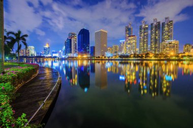 Şehir gece görünümü Benjakitti Park, Bangkok, Tayland