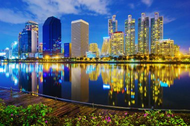Şehir gece görünümü Benjakitti Park, Bangkok, Tayland