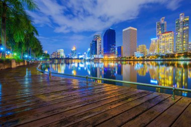 Şehir gece görünümü Benjakitti Park, Bangkok, Tayland