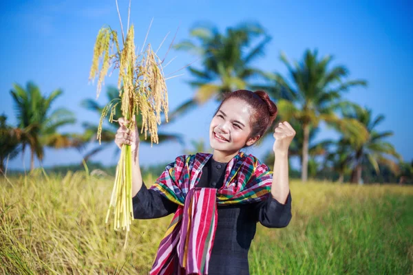 Gelukkig boer vrouw in rijst veld — Stockfoto