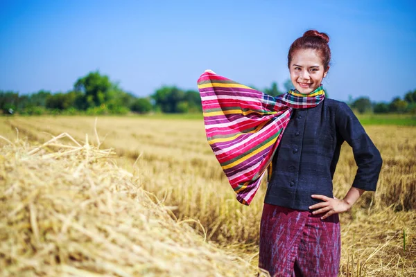 Krásný farmář žena se slámou v poli — Stock fotografie