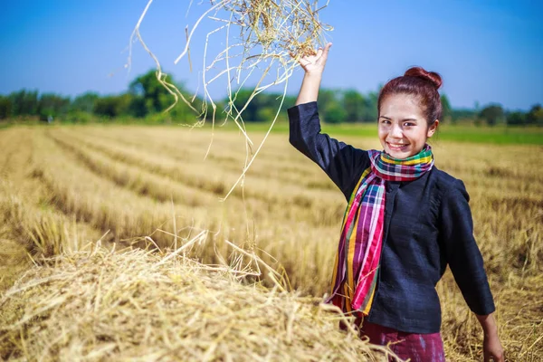 Campesina relajándose con la paja en el campo —  Fotos de Stock