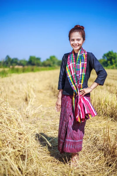 Hermosa campesina con la paja en el campo —  Fotos de Stock